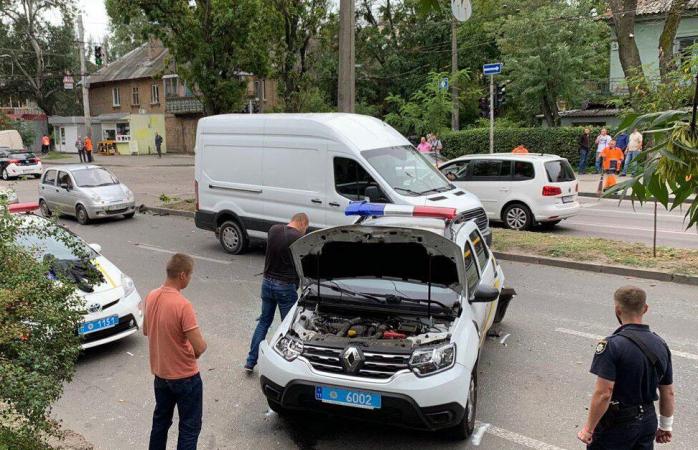 ДТП у Києві: жінка на Audi перекинула поліцейський автомобіль. Фото: Київ Оперативний