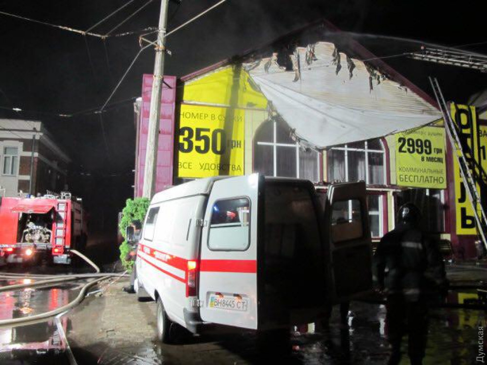 Пожежа в Одесі: у центрі міста згорів готель, загинуло восьмеро людей, фото — ГСЧС