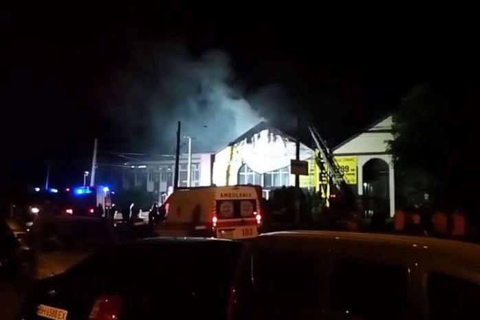 Пожежа в Одесі: у центрі міста згорів готель, загинуло восьмеро людей, скріншот відео