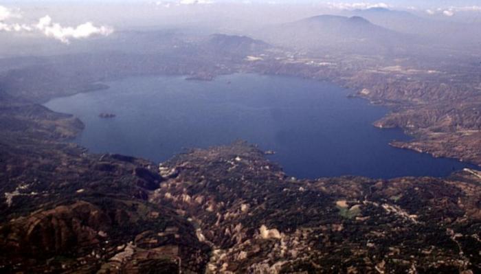 Кальдера вулкану Ілопанго сьогодні являє собою однойменне озеро, фото: «Вікіпедія»
