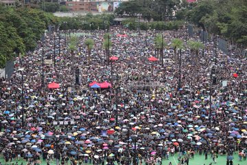 У Гонконзі на вулиці вийшло до двох мільйонів людей, фото — AP