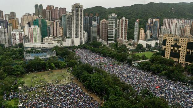 У Гонконзі на вулиці вийшло до двох мільйонів людей, фото — AP