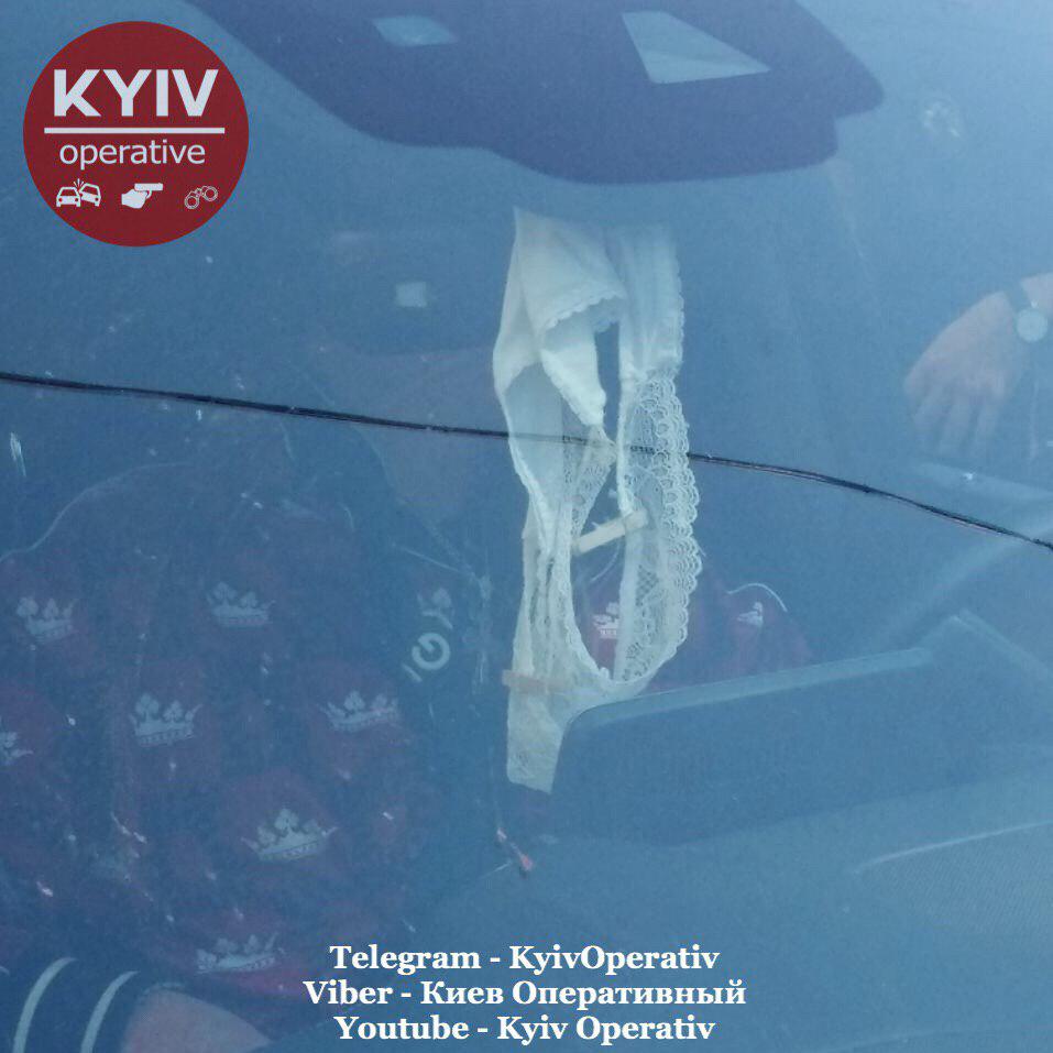 Водка и женское белье в салоне: в центре Киева из «Мерседеса» вытаскивали уснувшего за рулем водителя, фото — Киев оперативный