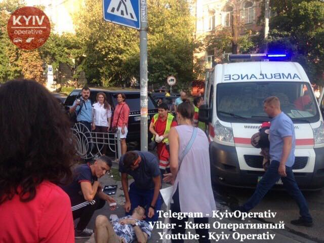 Аварія Range Rover і Tesla: у центрі Києва іномарка влетіла у пішоходів, є постраждалі, фото — "Київ Оперативний"