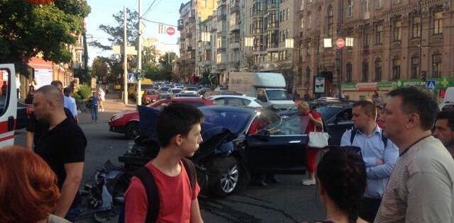 Аварія Range Rover і Tesla: у центрі Києва іномарка влетіла у пішоходів, є постраждалі, фото — "Київ Оперативний"