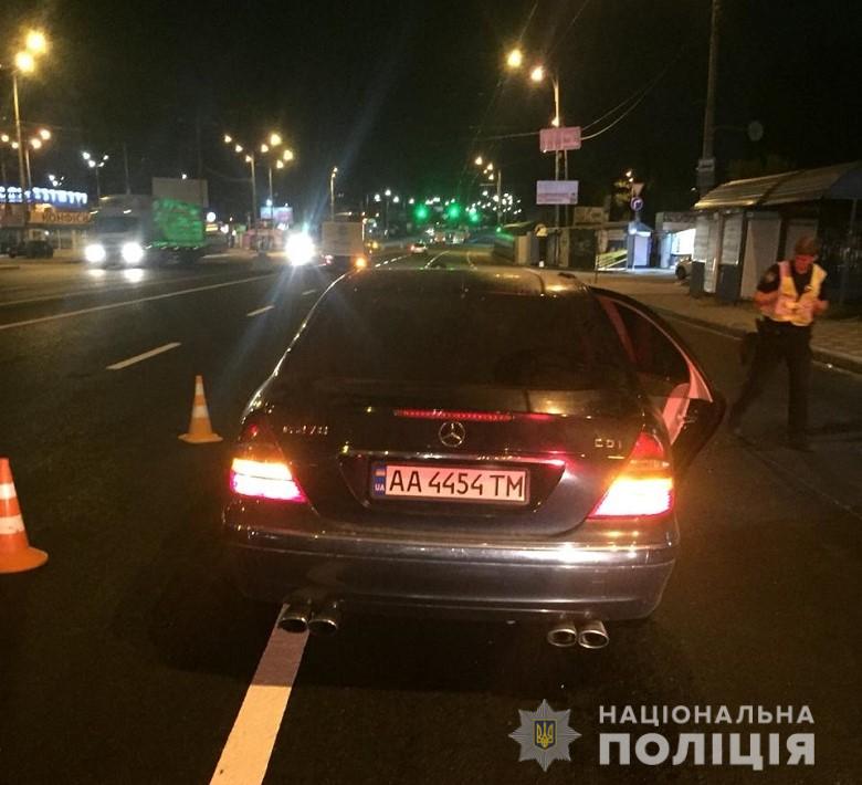 В Киеве Mercedes насмерть сбил девушку. Фото: Нацполиция, сообщество «Киев Оперативный»