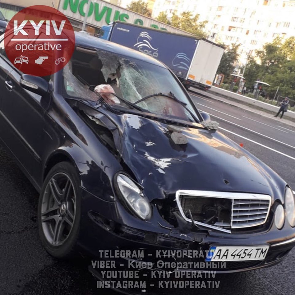 В Киеве Mercedes насмерть сбил девушку. Фото: Нацполиция, сообщество «Киев Оперативный»