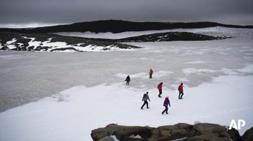 Изменение климата: в Исландии торжественно попрощались с 700-летним ледником, который растаял, фото — AP