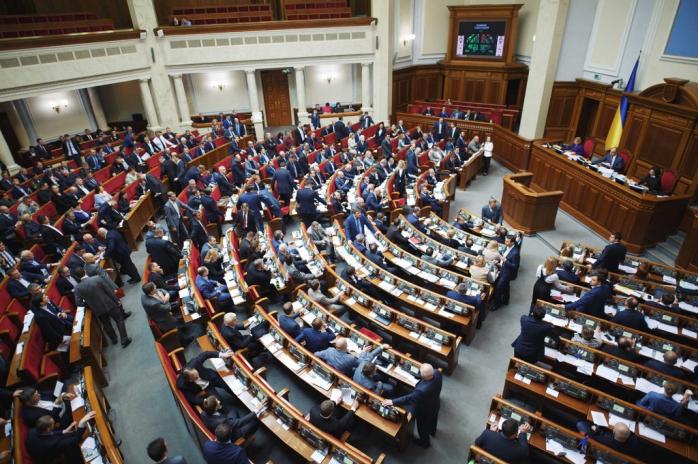 У парламенті «Слуга народу» забронювала для себе всі передні ряди. Фото: Закарпаття онлайн