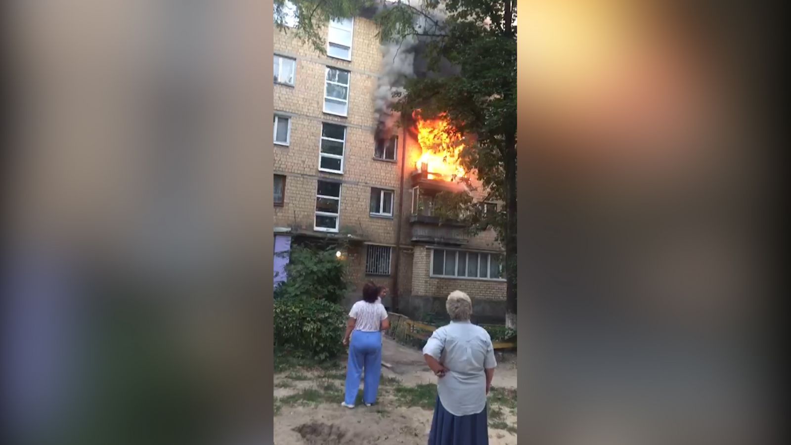 Пожежа в Києві забрала життя жінки, чоловік вистрибнув з вікна і врятувався. Фото: Інформатор