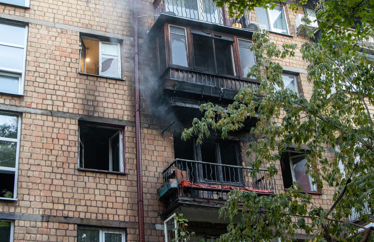 Пожар в Киеве унес жизнь женщины, мужчина выпрыгнул из окна и спасся. Фото: Информатор
