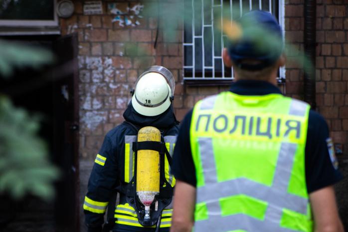 Пожар в Киеве унес жизнь женщины, мужчина выпрыгнул из окна и спасся. Фото: Информатор