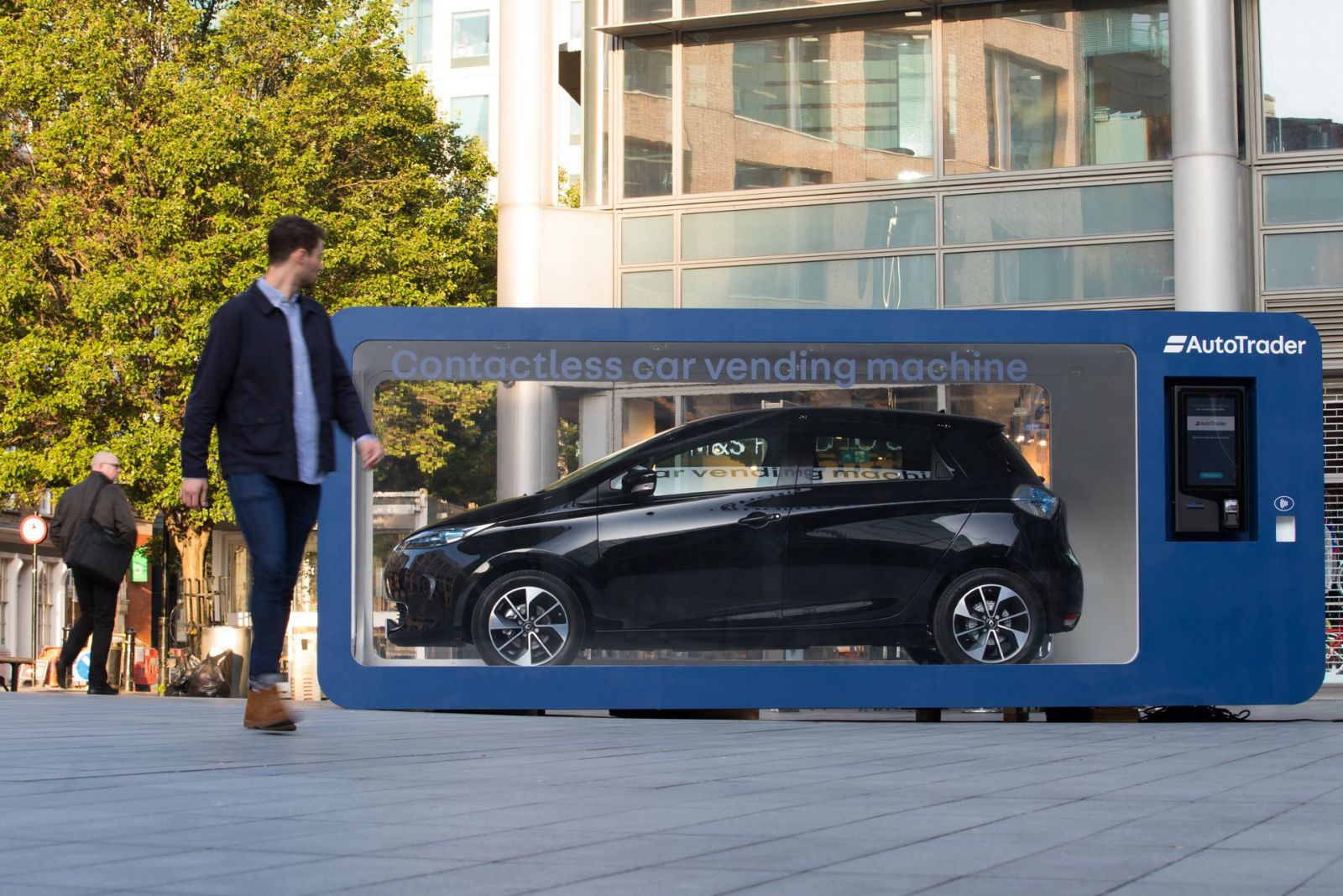 В Лондоне появился автомат по продаже авто. Фото: carscoops.com