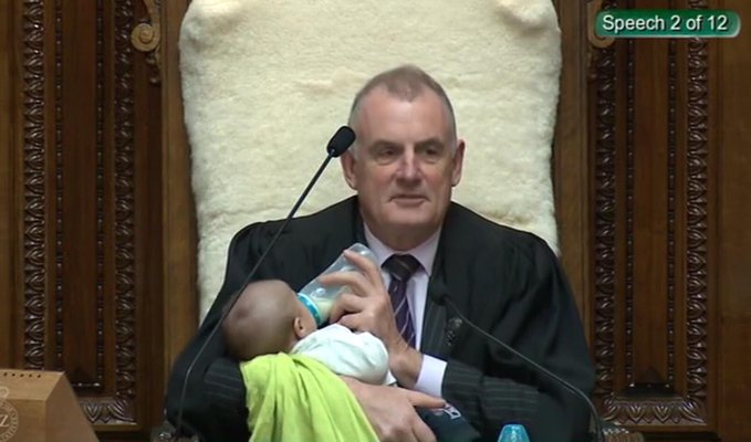 Курйози в парламенті: спікер у Новій Зеландії вів засідання з немовлям на руках, фото — Твіттер Т.Малларда