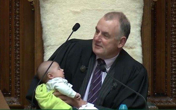 Курьезы в парламенте: спикер в Новой Зеландии вел заседание с младенцем на руках, фото — Твиттер Т.Малларда