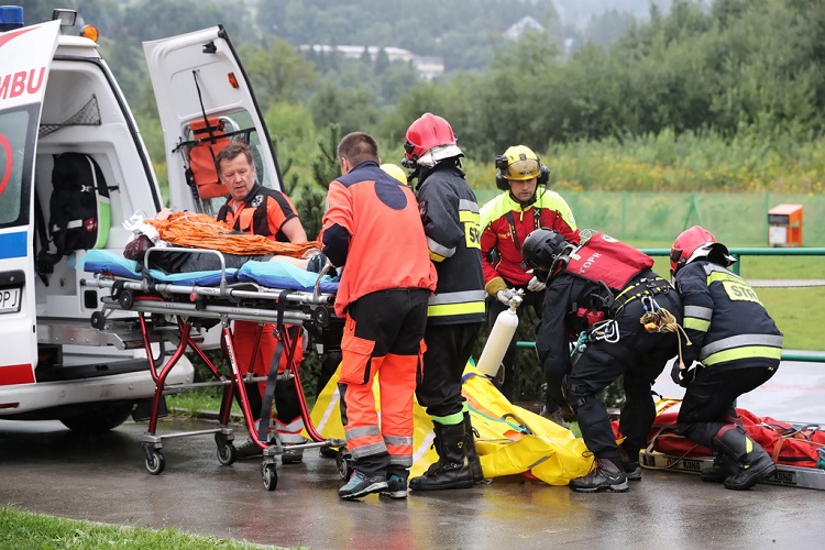 Удар молнии привел к гибели четырех туристов в польских Татрах, еще 22 ранены. Фото: RMF24