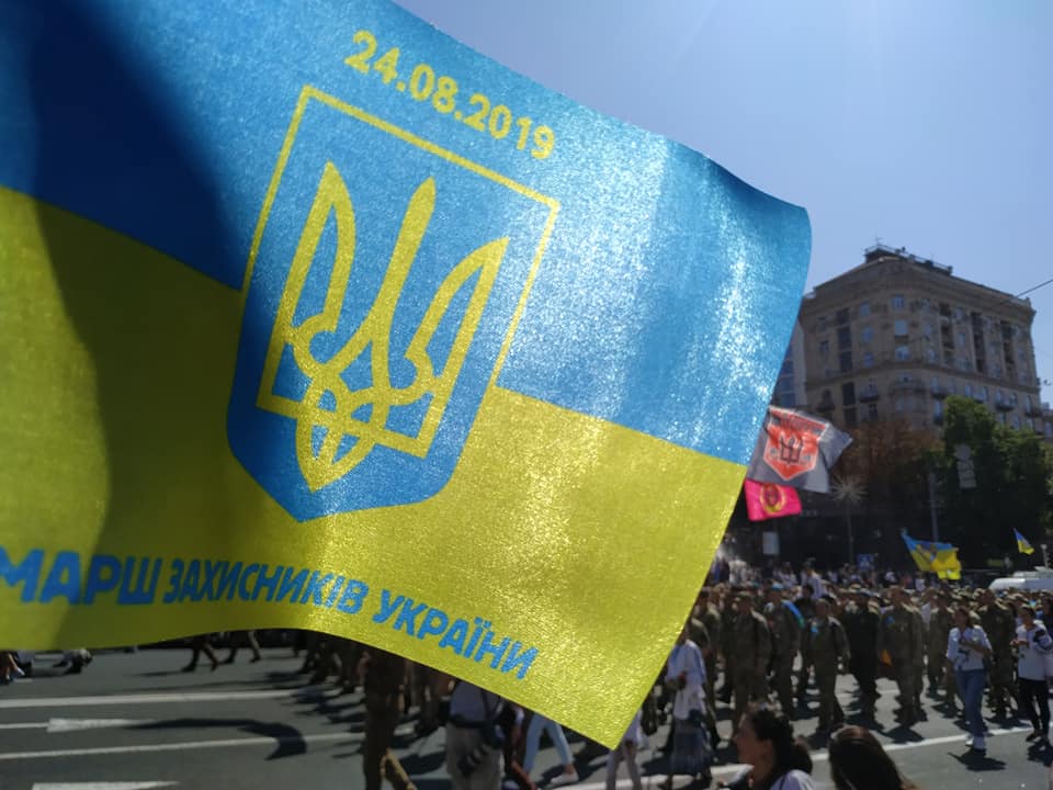 Со слезами на глазах: щемящие фото с Марша защитников в Киеве, фото – Д.Лиховий