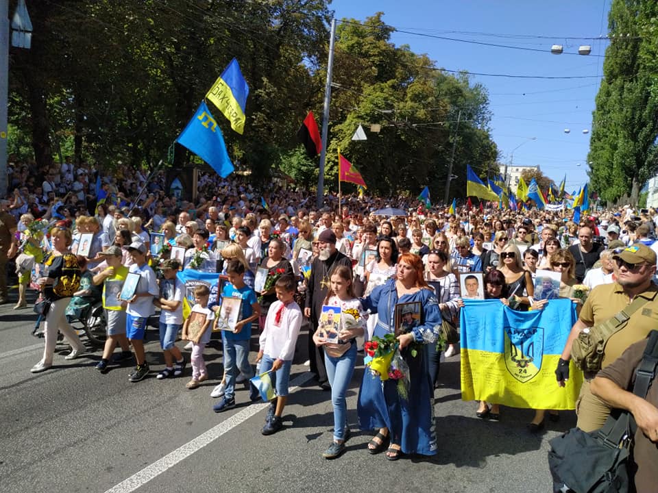 Со слезами на глазах: щемящие фото с Марша защитников в Киеве, фото – Д.Лиховий