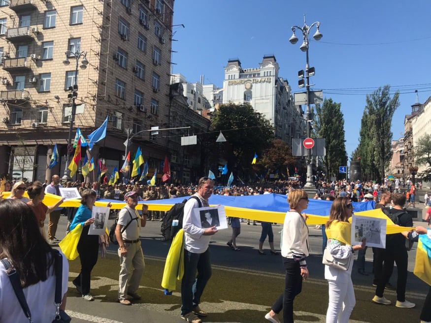 Со слезами на глазах: щемящие фото с Марша защитников в Киеве, фото – Ракурс