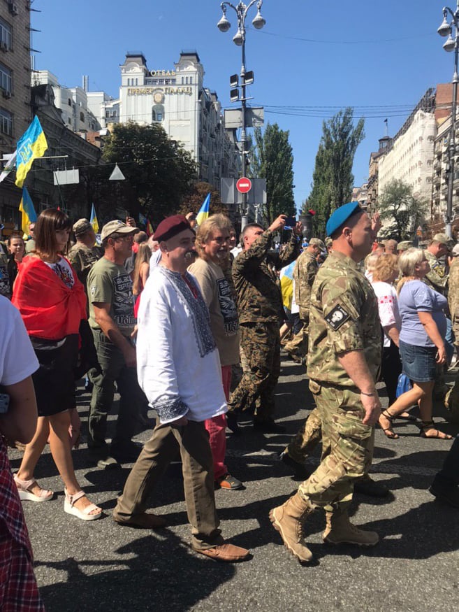 Зі слізьми на очах: щемні фото з Маршу захисників у Києві, фото - Ракурс