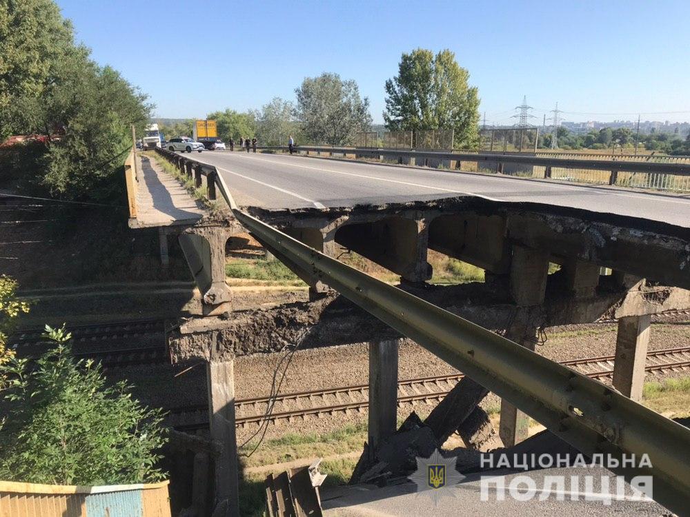 В Харькове обрушился мост, который отремонтировали два года назад. Фото: Национальная полиция