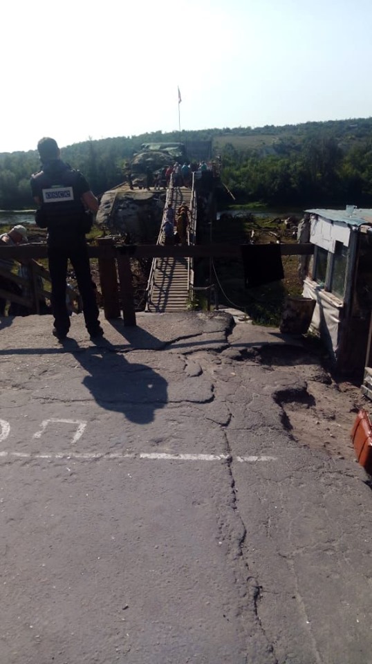 Війна на Донбасі: ЗСУ призупинили роботи біля мосту в Станиці Луганській, очікуючи синхронних дій бойовиків. Фото: ООС
