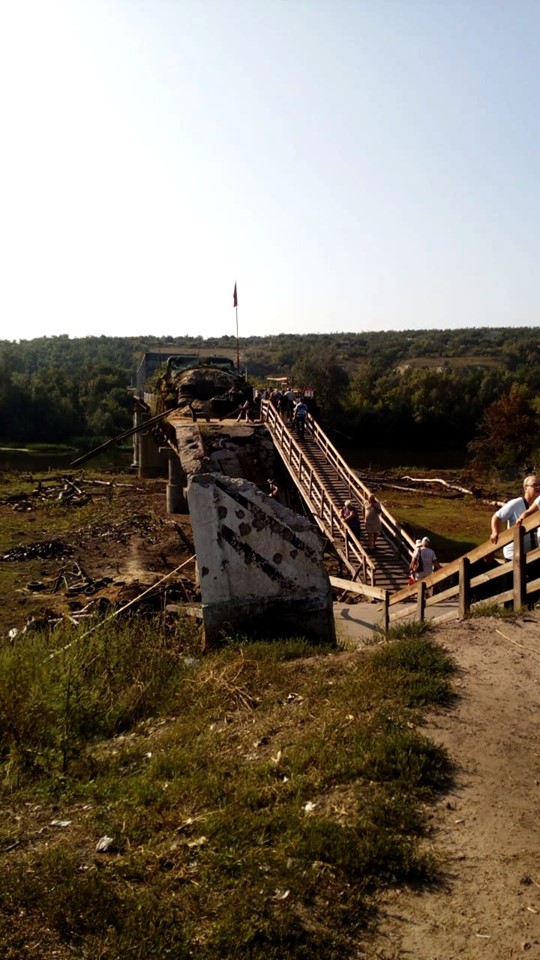 Война на Донбассе: ВСУ приостановили работы возле моста в Станице Луганской, ожидая синхронных действий боевиков. Фото: ООС