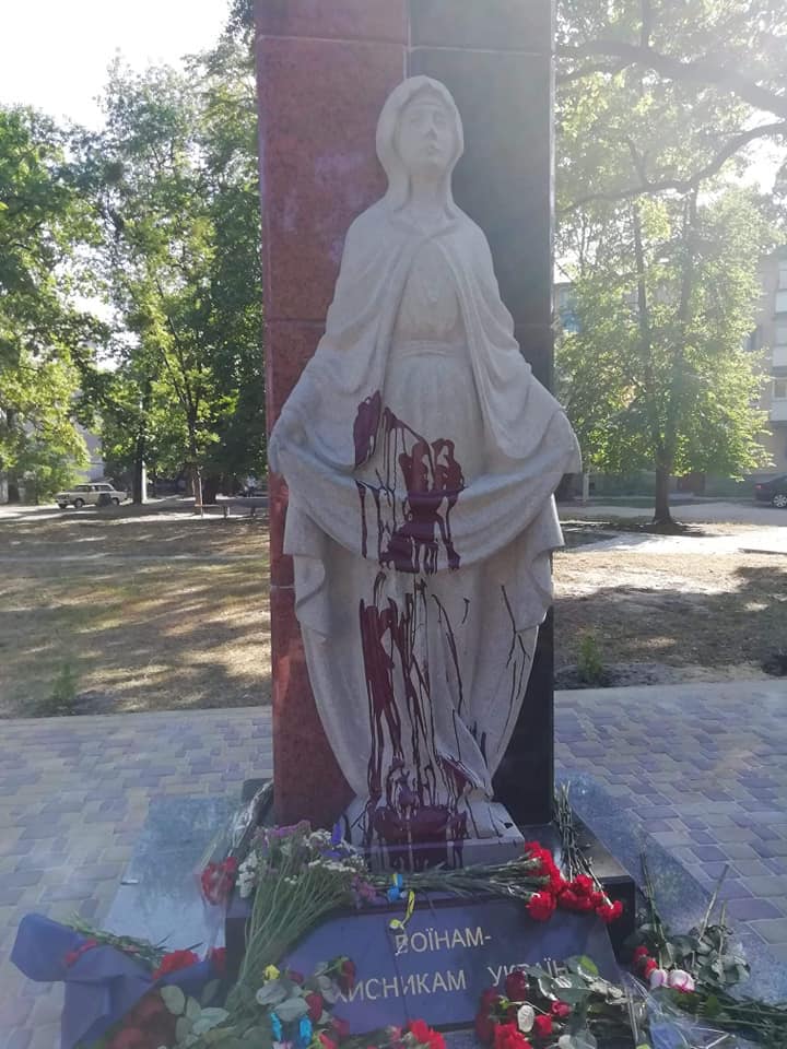 Вандалы испортили памятник героям АТО. Фото: Татьяна Парфентиева в Facebook