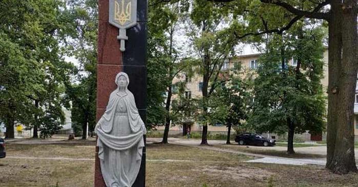 Вандалы облили краской памятник героям АТО. Фото: «Житомир.life»