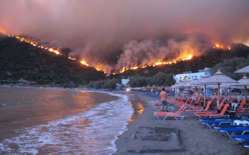 Пожар в Греции. Фото: ALEXANDROS VLACHOS/EPA