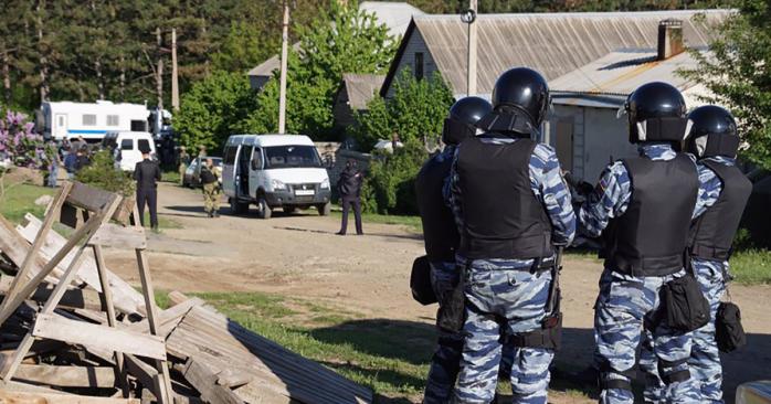 Российские силовики в Крыму осуществляют обыски. Фото: ATR