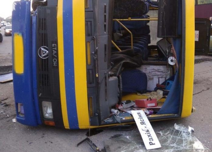 На Закарпатье в ДТП с участием автобуса пострадали 10 человек. Фото: Нацполиция