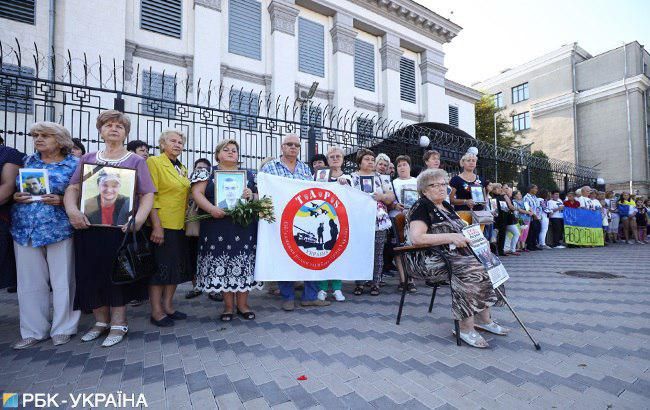Иловайский котел: под посольством России в Киеве провели акцию родственники погибших. Фото: РБК-Украина