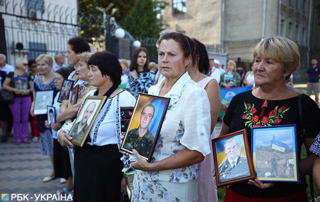 Иловайский котел: под посольством России в Киеве провели акцию родственники погибших. Фото: РБК-Украина