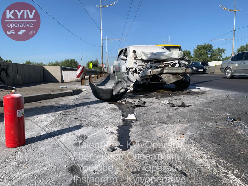 ДТП у Києві влаштував водій «Убер». Фото: «Київ оперативний» у Facebook