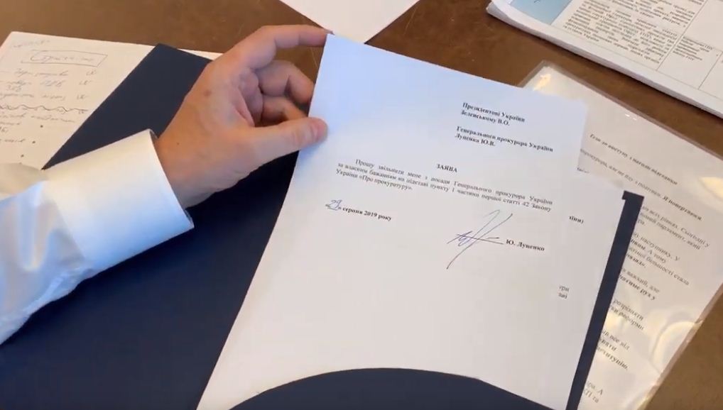 Луценко в прямом эфире написал заявление об отставке, скриншот видео