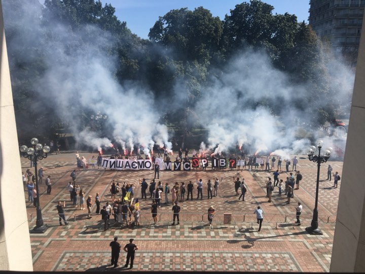 Протесты под Радой: у парламента жгли файеры из-за вероятного переназначения Авакова, фото — Честно