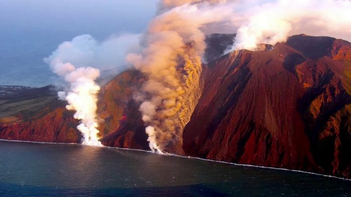 Вулкан Стромболи в Италии проснулся с мощным взрывом. Фото: Youtube