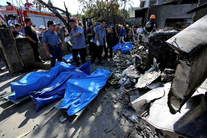 Літак розбився в житловому районі на Філіппінах: є загиблі і поранені. Фото: Главред