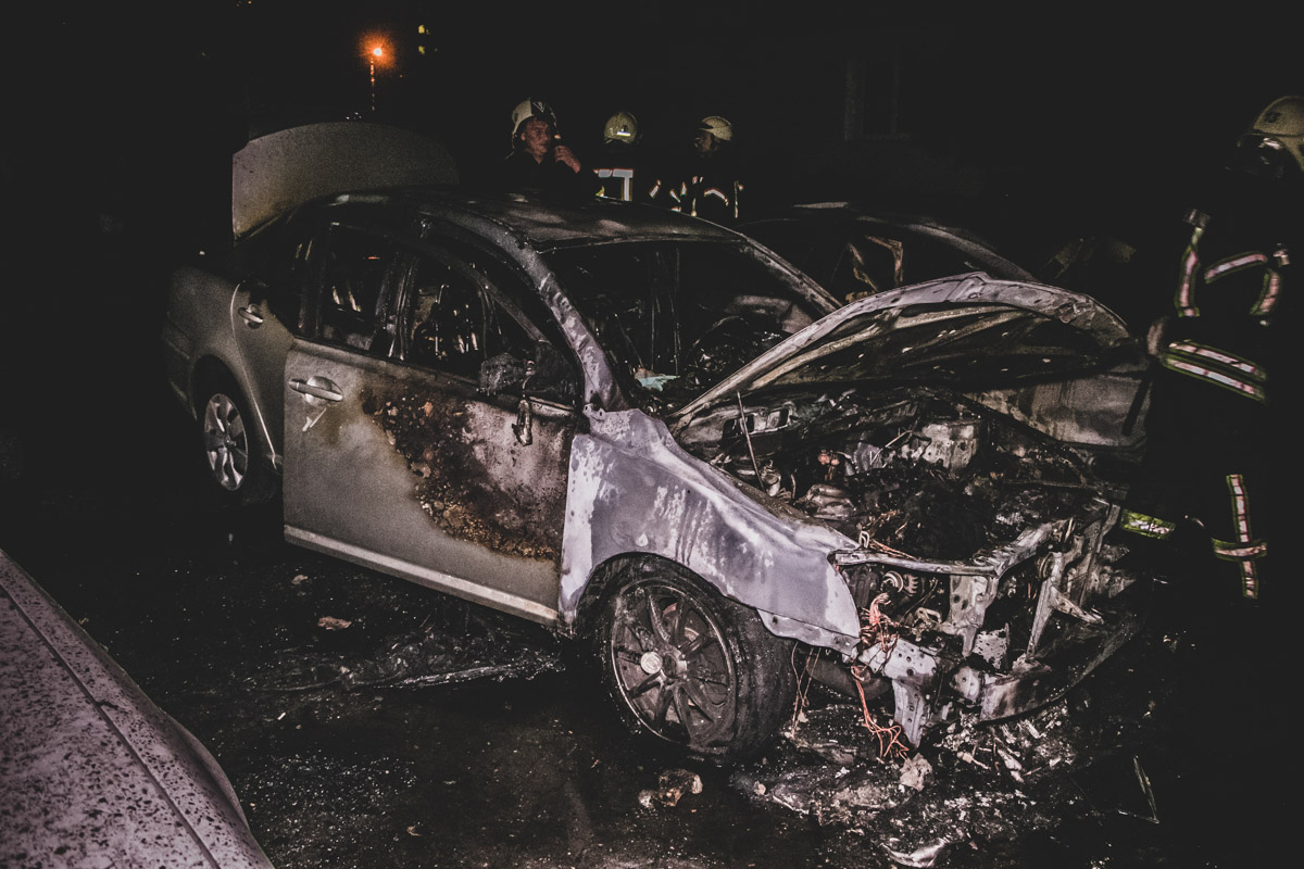 Три припаркованные во дворе иномарки сгорели в Киеве, фото — Информатор