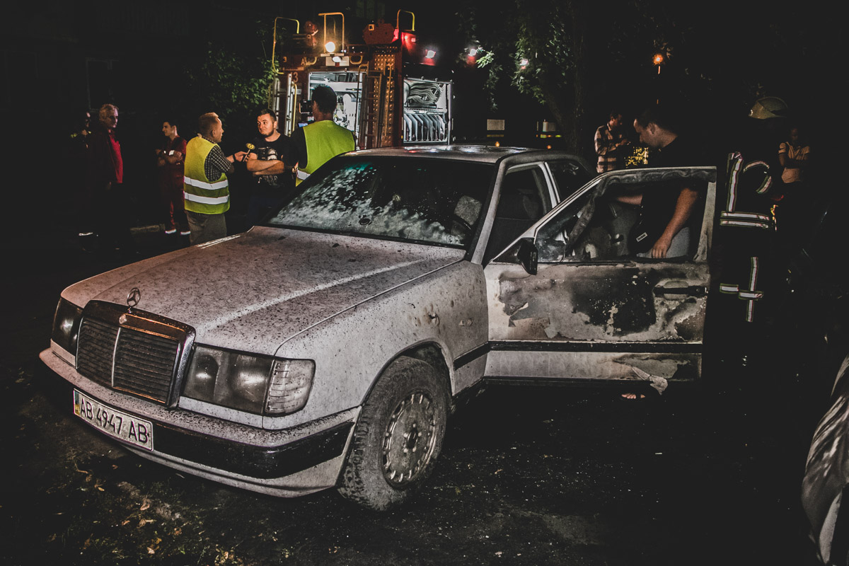 Три припаркованные во дворе иномарки сгорели в Киеве, фото — Информатор