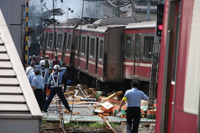 Вантажівка зіткнулася з поїздом в Японії, є поранені і загиблі. Фото: twitter/KRT6006