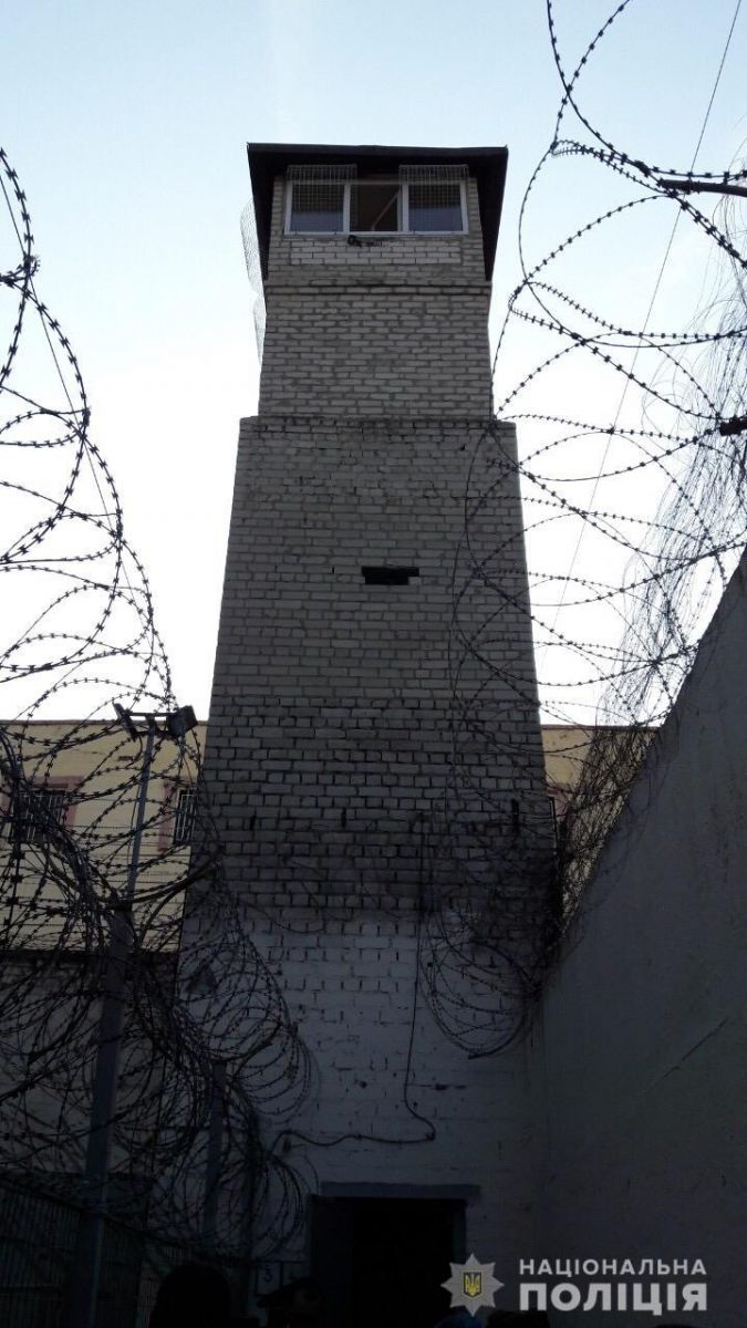 Тюремник застрелився на оглядовій вишці. Фото: Нацполіція