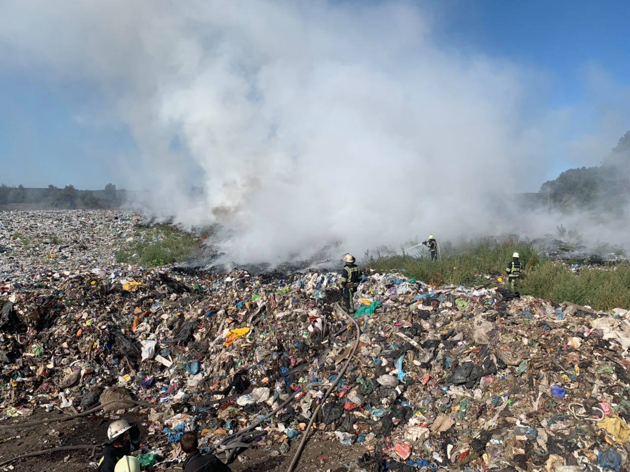 Пожежа під Києвом: горіло звалище на сміттєсортувальному заводі, фото — ДСНС