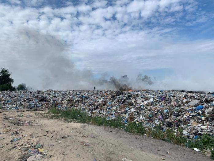 Пожежа під Києвом: горіло звалище на сміттєсортувальному заводі, фото — ДСНС