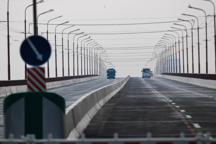 По скандальному мосту в Днепре пустили первые автобусы. Фото: Информатор
