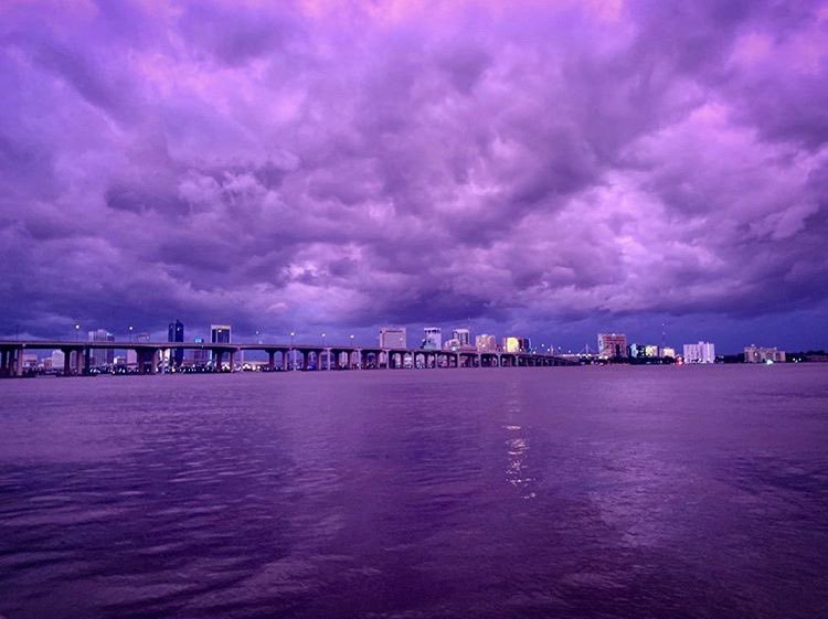 Фиолетовое небо вследствие урагана «Дориан». Фото: News4JAX