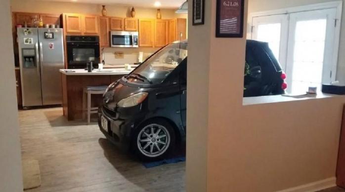 Ураган «Дориан»: американец припарковал на кухне авто. Фото: Time