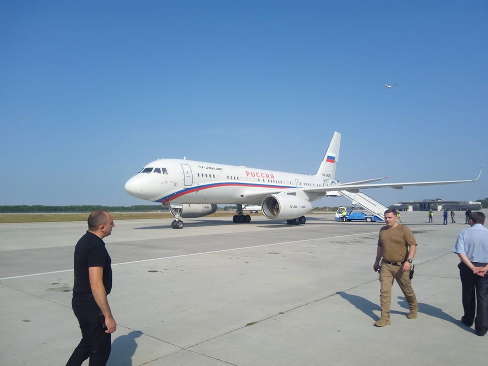 Российский самолет в Борисполе. Фото: Анатолий Цаплиенко в Facebook