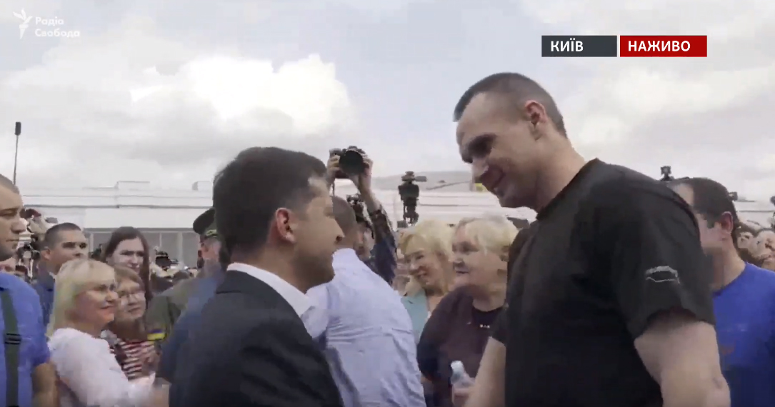 Зеленский встречает пленников. Фото: скриншот из трансляции